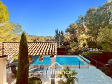 Prestigious property on the Pont Royal golf course, elevated on one level with a total surface area of 190 m2 with unobstructed views, set on 1700 m2 of land, its secure swimming pool, outbuildings