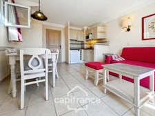 DOMAINE DE PONT ROYAL, maison  de 45 m2, élevée d'un étage,  2 vraies chambres, mitoyenne d'un seul côté, piscine privative, emplacement pour véhicule 