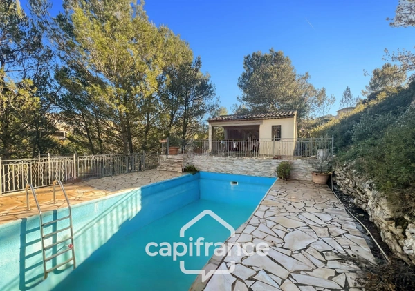 Domaine et Golf de Pont Royal, belle  propriété de 290 m2 établie sur un terrain de 2600 m2, cinq chambres, un bureau, piscine, pool house, triple garage     