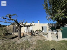 Alleins, maison de plain pied de  83m2 environ établie en zone agricole sur une parcelle de 3033 m2 avec garage attenant 