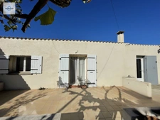 Alleins, maison de plain pied de  83m2 environ établie en zone agricole sur une parcelle de 3033 m2 avec garage attenant 