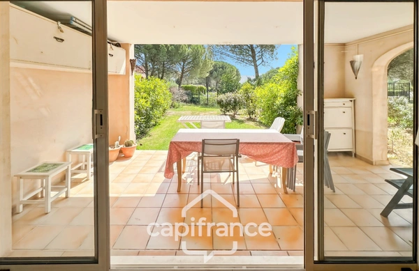 DOMAINE DE PONT ROYAL, Appartement climatisé de 42 m2 en REZ de JARDIN, chambre et chambre-cabine, SDB, Salle d'eau place de parking  