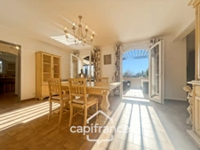 Single-storey property in the countryside with panoramic views, built in 1980, 177m2 house with 3/4 bedrooms on a 2280m2 plot 