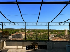 Maison de village en pierre de 260 m2, 10 chambres, SA TERRASSE PANORAMIQUE distribution des pièces sur 3 niveaux : volumes, charme, authenticité, confort et bien être  avec  possibilité  d'activité