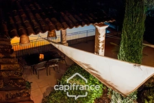 Prestigious property on the Pont Royal golf course, elevated on one level with a total surface area of 190 m2 with unobstructed views, set on 1700 m2 of land, its secure swimming pool, outbuildings