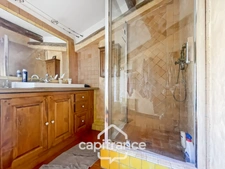 Demeure de caractère au cœur de la Provence: 242 m2 de superficie habitable, TERRASSE PANORAMIQUE. Distribution sur 3 niveaux :charme, authenticité, confort et bien être  sont les maîtres mots.