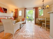  Charmant Bastidon dans le Domaine du Golf de Pont Royal, 45 m2 habitable, ravalé, avec jardin privatif, élevé d'un étage, 2 chambres,  terrasse, calme et nature