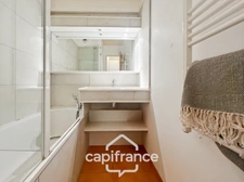 42 m2 renovated apartment, with garden, two air conditioning units, one bedroom, one cabin bedroom, a laundry room, a shower room, terrace loggia, parking space   
