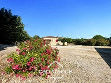 Single-storey property in the countryside with panoramic views, built in 1980, 177m2 house with 3/4 bedrooms on a 2280m2 plot 