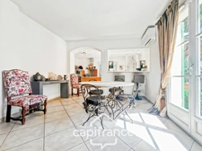 Prestigious property on the Pont Royal golf course, elevated on one level with a total surface area of 190 m2 with unobstructed views, set on 1700 m2 of land, its secure swimming pool, outbuildings