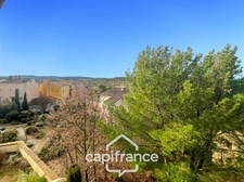 Domaine de Pont royal, spacieux et lumineux appartement de 40 m2,belle vue, localisé en angle, une chambre,  grande loggia terrasse, place de parking  sous la résidence 