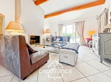 Prestigious property on the Pont Royal golf course, elevated on one level with a total surface area of 190 m2 with unobstructed views, set on 1700 m2 of land, its secure swimming pool, outbuildings