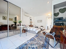 Prestigious property on the Pont Royal golf course, elevated on one level with a total surface area of 190 m2 with unobstructed views, set on 1700 m2 of land, its secure swimming pool, outbuildings
