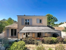 VILLA  AU COEUR DU DOMAINE de PONT ROYAL de 141 m2 avec dépendance, un espace extérieur de 664 m2,piscine, jardin paysager et  naturel, pièce supplémentaire de 24 m2 , places de stationnement , 