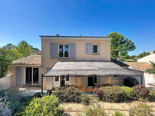 VILLA  AU COEUR DU DOMAINE de PONT ROYAL de 141 m2 avec dépendance, un espace extérieur de 664 m2,piscine, jardin paysager et  naturel, pièce supplémentaire de 24 m2 , places de stationnement , 