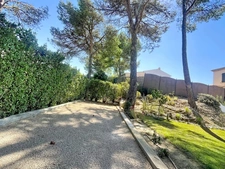 VILLA  AU COEUR DU DOMAINE de PONT ROYAL de 141 m2 avec dépendance, un espace extérieur de 664 m2,piscine, jardin paysager et  naturel, pièce supplémentaire de 24 m2 , places de stationnement , 
