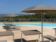 DOMAINE DE PONT ROYAL, maison  de 45 m2 avec vue, élevée d'un étage,  2 vraies chambres, mitoyenne d'un seul côté, piscine privative, emplacement pour véhicule 