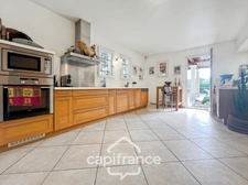 Prestigious property on the Pont Royal golf course, elevated on one level with a total surface area of 190 m2 with unobstructed views, set on 1700 m2 of land, its secure swimming pool, outbuildings