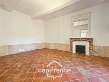 ne demeure de caractère au cœur de la Provence: 242 m2 de superficie habitable , une TERRASSE PANORAMIQUE. Distribution sur 3 niveaux :charme, authenticité, confort et bien être  sont les maitres mots