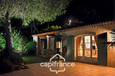 Prestigious property on the Pont Royal golf course, elevated on one level with a total surface area of 190 m2 with unobstructed views, set on 1700 m2 of land, its secure swimming pool, outbuildings