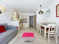 DOMAINE DE PONT ROYAL, 45 m2 house with unobstructed views, two stories, 2 bedrooms, semi-detached on one side, private swimming pool, numbered parking space 