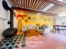 MERINDOL CHARMING HOUSE, outdoor courtyard and rooftop, 2 bedrooms, 1 room, 1 office, 1 cellar, in the heart of the village. A MUST-SEE! 