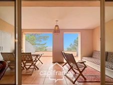 appartement  RENOVé AVEC VUE panoramique , double terrasse de 30 m2,  2 chambres, cuisine neuve, place de parking sous la résidence .