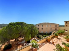 Domaine de Pont Royal, Duplex climatisé T3 de 49m2 situé sur le haut du Village, 2 chambres une double terrasse et une 2ème terrasse , belle exposition, ascenseur, place de parking  