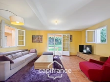 Maison individuelle et familiale de 165 m2, 7 pièces, située à  ALLEINS proche Salon de Provence établie sur un terrain de 945m² avec  piscine et dépendances