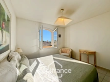  Light, calm, authenticity... A Pont Royal lifestyle. 50m² apartment with hill views, large terrace, 2 real bedrooms, swimming pool, parking space, bicycle garage.