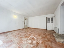 Projet sur Charleval :  BAS DE MAISON  de 57  m2 ,séjour cuisine , espace dinatoire , salle de bain à créer,  garage .    