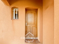 Maison individuelle et familiale de 165 m2, 7 pièces, située à  ALLEINS proche Salon de Provence établie sur un terrain de 945m² avec  piscine et dépendances