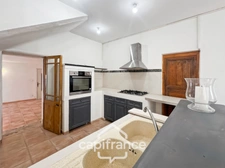 Investissement sur Charleval maison en plein coeur du village R+1avec terrasse tropézienne, garage, plusieurs entrées indépendantes, étage à finir