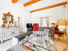 Prestigious property on the Pont Royal golf course, elevated on one level with a total surface area of 190 m2 with unobstructed views, set on 1700 m2 of land, its secure swimming pool, outbuildings