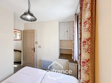 DOMAINE DE PONT ROYAL, maison  de 45 m2 avec vue, élevée d'un étage,  2 vraies chambres, mitoyenne d'un seul côté, piscine privative, emplacement pour véhicule 