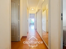 42 m2 renovated apartment, with garden, two air conditioning units, one bedroom, one cabin bedroom, a laundry room, a shower room, terrace loggia, parking space   