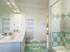 Maison individuelle et familiale de 165 m2, 7 pièces, située à  ALLEINS proche Salon de Provence établie sur un terrain de 945m² avec  piscine et dépendances