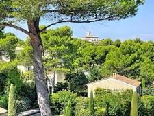 VILLA  AU COEUR DU DOMAINE de PONT ROYAL de 141 m2 avec dépendance, un espace extérieur de 664 m2,piscine, jardin paysager et  naturel, pièce supplémentaire de 24 m2 , places de stationnement , 