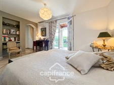 Prestigious property on the Pont Royal golf course, elevated on one level with a total surface area of 190 m2 with unobstructed views, set on 1700 m2 of land, its secure swimming pool, outbuildings