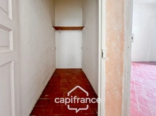 Investissement sur Charleval maison en plein coeur du village R+1avec terrasse tropézienne, garage, plusieurs entrées indépendantes, étage à finir