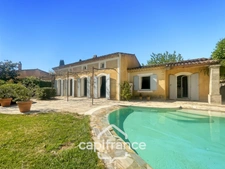 Villa de plain pied de 150 m² avec vue sur le trou numéro 10 , au Domaine et Golf de Pont Royal, terrain 628 m² ,  4 chambres, piscine, garage 