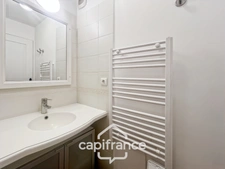 RARE FIND IN THE PONT ROYAL ESTATE, TOP FLOOR APARTMENT OF 63 m2 WITH PANORAMIC VIEWS, 3 BEDROOMS, CORNER TERRACE, AND PARKING SPACE 