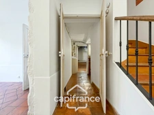 ne demeure de caractère au cœur de la Provence: 242 m2 de superficie habitable , une TERRASSE PANORAMIQUE. Distribution sur 3 niveaux :charme, authenticité, confort et bien être  sont les maitres mots