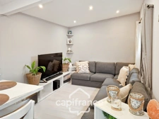 Alleins, maison de plain pied de   83m2 environ établie en zone agricole sur une parcelle de 3 400m2 m2 avec garage attenant 