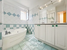 Maison individuelle et familiale de 165 m2, 7 pièces, située à  ALLEINS proche Salon de Provence établie sur un terrain de 945m² avec  piscine et dépendances