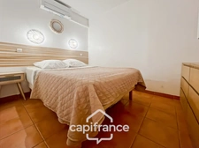 Appartement de 42 m2 rénové, avec jardin, climatisé, une chambre, une chambre cabine, une buanderie, un salle d'eau, loggia terrasse, place de parking   