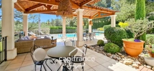 Prestigious property on the Pont Royal golf course, elevated on one level with a total surface area of 190 m2 with unobstructed views, set on 1700 m2 of land, its secure swimming pool, outbuildings