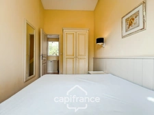 DOMAINE de PONT ROYAL,dans la nature, bastidon de 45 m2 ravalé et entretenu élevé d'un étage avec un jardin  2 chambres, place de parking