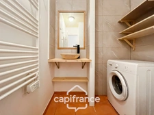 Appartement de 42 m2 rénové, avec jardin, climatisé, une chambre, une chambre cabine, une buanderie, un salle d'eau, loggia terrasse, place de parking   