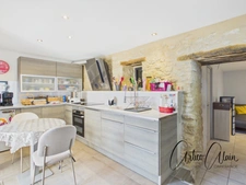 Maison en pierre de 179 m² entièrement rénovée avec jardin et terrasse 